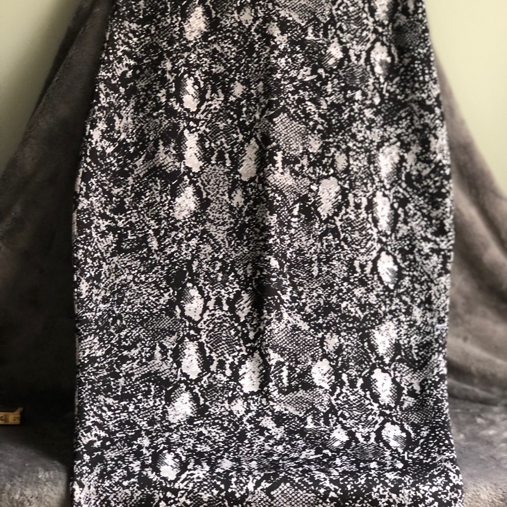 APT 9 Apt Black and silver gray snakeskin print pull up pencil skirt size med